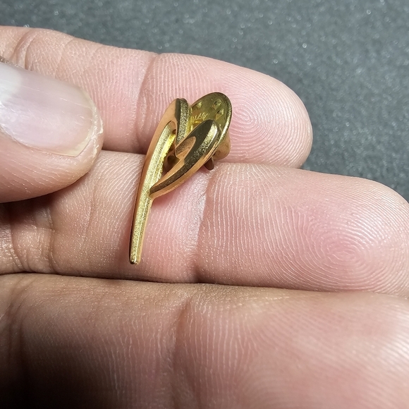 Small gold tone heart lapel pin brooch 1 inch long - Picture 5 of 5